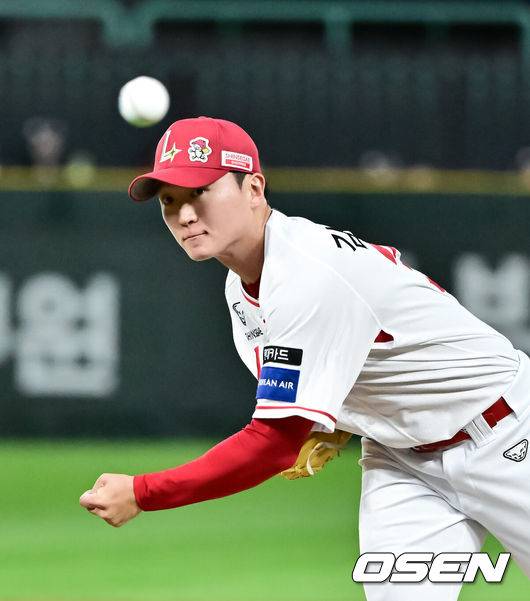 [OSEN=인천, 박준형 기자]  23일 오후 인천 SSG랜더스필드에서 ‘2025 신한 SOL BANK KBO리그’ SSG 랜더스와 KIA 타이거즈의 경기가 진행됐다.이날 경기에서 SSG은 김건우를, KIA가 김태형을 선발투수로 내세웠다. 1회초 SSG 선발투수 김건우가 역투하고 있다.  2025.09.23 / soul1014@osen.co.kr