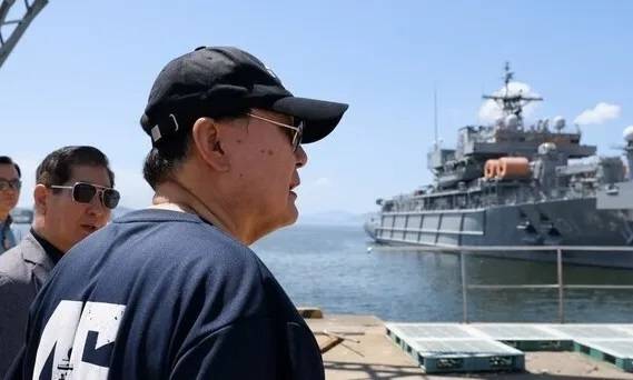 ▲윤석열 전 대통령이 2023년 8월3일 경기 창원시 진해 해군기지를 찾아 복무 중인 장병을 격려하고 있다. ⓒ대통령실