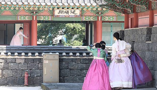제주목 관아 찾은 외국인&nbsp;MZ세대 관광객.