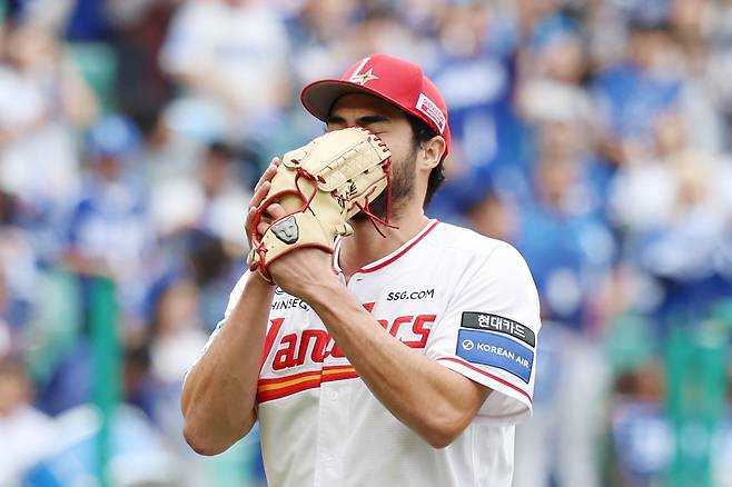 9일 인천 미추홀구 SSG랜더스필드에서 열린 2025 KBO 포스트시즌 준플레이오프 1차전 삼성 라이온즈와 SSG 랜더스의 경기, SSG 선발투수 미치 화이트가 삼성 3회초 공격 무사 주자 1루서 김영웅에게 투런 홈런을 허용한 데 이어 김태훈에게 안타를 허용한 뒤 마운드를 내려가고 있다. 뉴시스