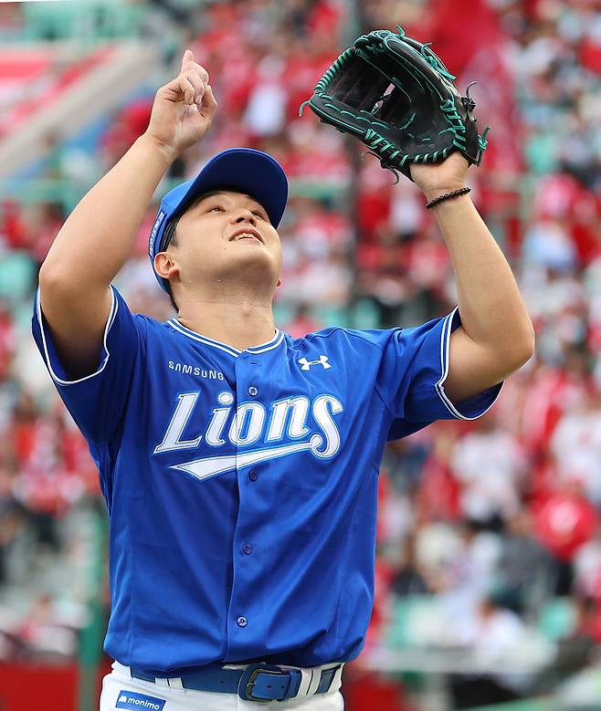 9일 인천 SSG랜더스필드에서 열린 2025 프로야구 KBO리그 포스트시즌 준플레이오프 1차전 삼성 라이온즈와 SSG 랜더스의 경기. 6회 말 실점 없이 막아낸 삼성 선발투수 최원태가 더그아웃으로 향하며 기뻐하고 있다. 연합뉴스