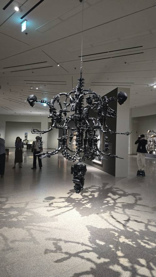 아이웨이웨이의 ‘검은 샹들리에’