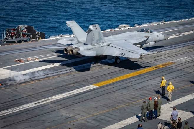 도널드 트럼프 대통령(오른쪽 아래 빨간 모자)이 2025년 10월 5일(현지시간) 항공모함 ‘조지 H.W. 부시’함 비행갑판에서 멜라니아 여사, 해군 수뇌부와 함께 F/A-18E 슈퍼호넷 전투기 이륙 장면을 지켜보고 있다. 미 해군 제공