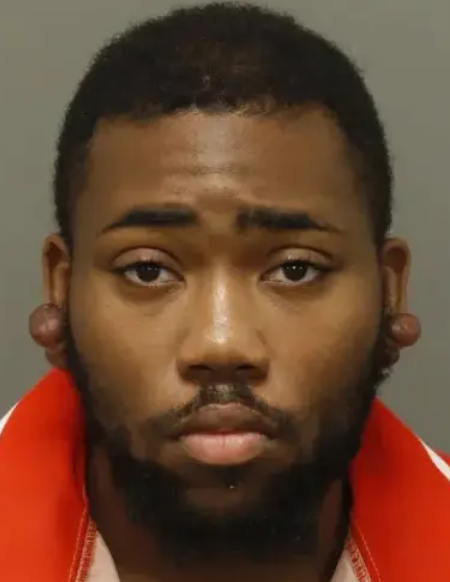 미국 노스캐롤라이나주의 한 남성이 입원 치료 중 자신의 정맥 주사(IV) 바늘을 뽑아 HIV 양성 혈액을 의료진 두 명에게 뿌린 혐의로 사건 발생 6개월 만에 체포됐다. 사진은 남성 카메론 길크리스트. 웨이크 카운티 교도소(Wake County Jail)