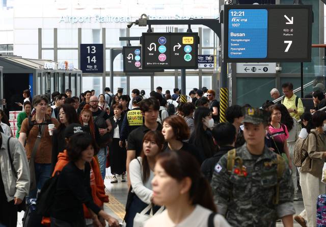 추석을 앞둔 2일 서울역에서 귀성길에 오른 시민들이 이동하고 있다. 연합뉴스
