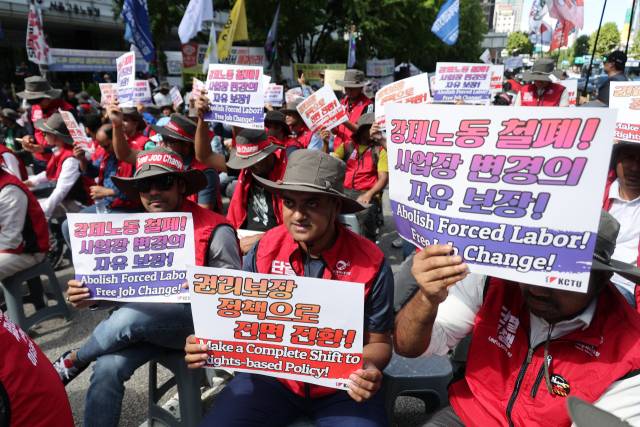 지난달 21일 서울고용노동청 본청 앞에서 열린 민주노총 전국이주노동자대회에서 참석자들이 강제노동 철폐, 노동권 보장 등을 촉구하고 있다. 연합뉴스