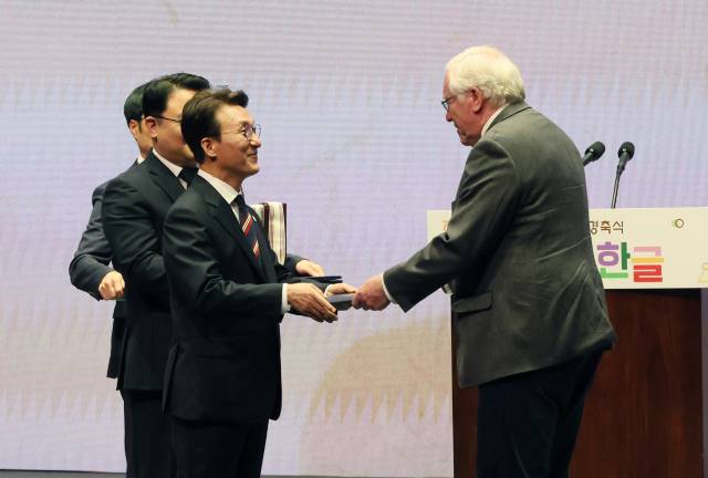 김민석 국무총리가 9일 세종문화회관에서 열린 ‘579돌 한글날 경축식’에서 마크 알렌 피터슨 미국 브리검영대 명예교수에게 보관문화훈장을 수여하고 있다. 연합뉴스