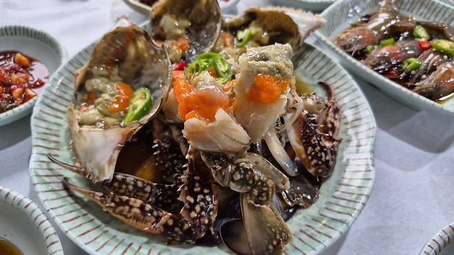 주홍빛 알로 가득찬 간장게장.