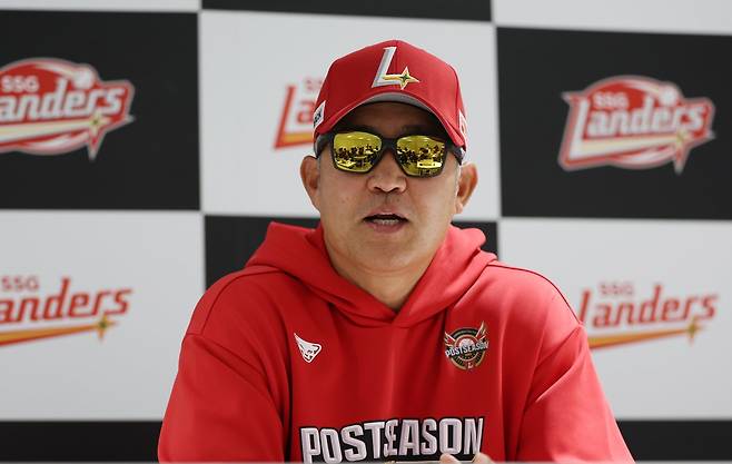 이숭용 SSG 감독이 9일 인천 삼성과 준PO 1차전에 앞서 인터뷰를 하고 있다. 인천|뉴시스