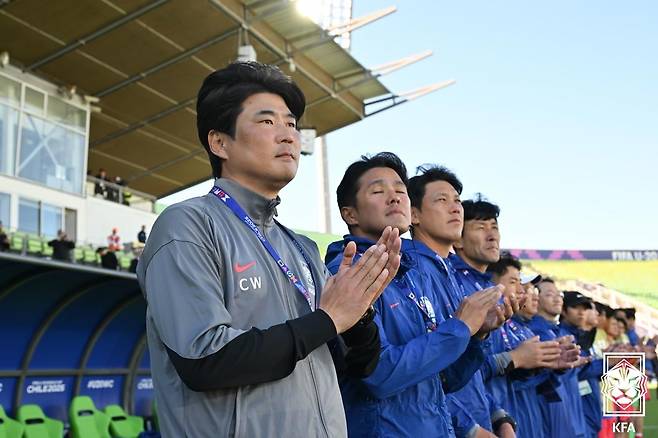 이창원 20세 이하 축구대표팀 감독(왼쪽)과 코칭스태프들이 지난달 28일 칠레 발라파이소에서 열린 U-20 월드컵 우크라이나와 조별리그 1차전에서 선수들에게 박수를 보내고 있다. 대한축구협회 제공