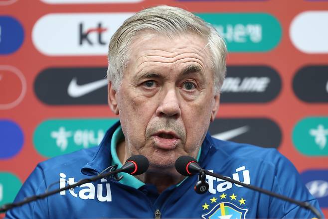 카를로 안첼로티 브라질축구대표팀 감독이 9일 서울월드컵경기장에서 열린 공식 기자회견에서 한국과 평가전을 준비하는 각오를 밝히고 있다. 연합뉴스