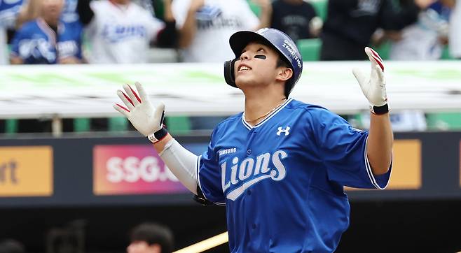 삼성 김영웅이 9일 인천에서 열린 SSG와 준플레이오프 1차전 3회초 2점 홈런을 때린 뒤 세리머니하며 베이스를 돌고 있다. 연합뉴스