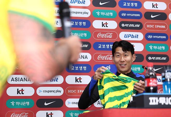 ▲ 대한민국 축구 국가대표팀 손흥민이 9일 서울월드컵경기장에서 열린 공식 기자회견에서 브라질 취재진에게 선물을 받은 뒤 기뻐하고 있다. ⓒ연합뉴스
