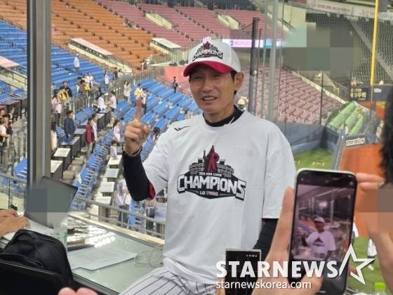 LG 염경엽 감독이 1일 서울 잠실야구장에서 2025 KBO 정규시즌 1위를 확정한 뒤 취재진과 인터뷰에 응하고 있다. /사진=김동윤 기자