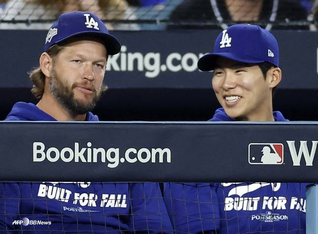 커쇼(왼쪽)와 함께 경기를 지켜보고 있는 김혜성(오른쪽). /AFPBBNews=뉴스1