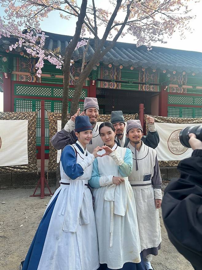 ‘폭군의 셰프’ 출연진. 사진|윤서아 SNS