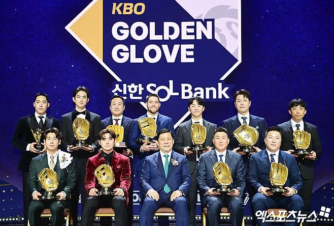 13일 오후 서울 삼성동 코엑스 오디토리움에서 열린 '2024 KBO 골든글러브' 시상식 수상자들이 기념 촬영을 하고 있다. 엑스포츠뉴스 DB