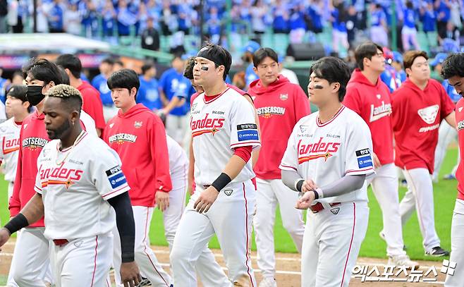 9일 오후 인천SSG랜더스필드에서 열린 '2025 신한 SOL Bank KBO 포스트시즌' 삼성 라이온즈와 SSG 랜더스의 준플레이오프 1차전 경기, 삼성이 선발투수 최원태의 6이닝 무실점 호투에 힘입어 5:2의 스코어로 승리했다.  경기종료 후 SSG 선수들이 아쉬워하고 있다. 인천, 김한준 박지영 기자
