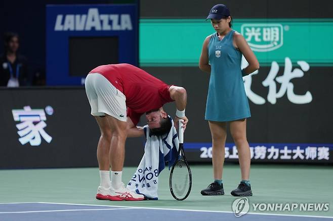 더위에 힘들어하는 조코비치(왼쪽) [AP=연합뉴스]