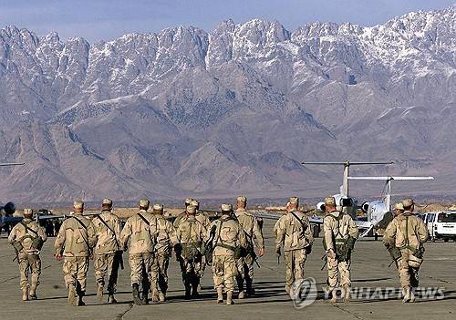 2002년 당시 아프간 바그람 공군기지 활주로 [AFP 연합뉴스 자료사진. 재판매 및 DB 금지]
