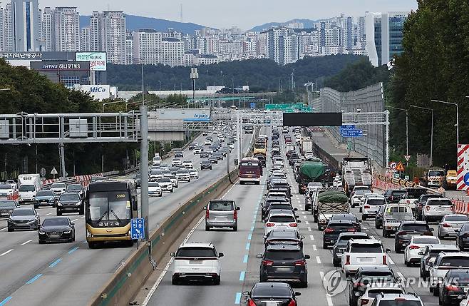 집으로 (오산=연합뉴스) 홍기원 기자 = 추석 연휴 마지막 날인 9일 경기도 오산시 경부고속도로 오산IC 부근 서울 방향(오른쪽)이 정체되고 있다. 2025.10.9 xanadu@yna.co.kr