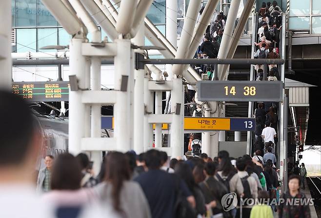 다시 서울로 (서울=연합뉴스) 신준희 기자 = 추석 연휴 막바지인 9일 서울역이 이용객들로 붐비고 있다. 2025.10.9 hama@yna.co.kr