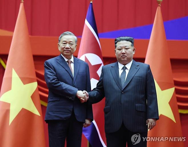 '베트남 1인자' 럼 서기장 북한 국빈방문 개시…김정은과 회담 (평양 AP=연합뉴스) 9일(현지시간) 북한 평양을 방문한 또 럼 베트남 공산당 서기장(왼쪽)과 김정은 북한 국무위원장이 만나 악수하고 있다. 2025.10.09