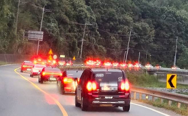 ▲ 포천 오가교차로부터 행사장까지 이어진 8㎞ 구간 도로가 사실상 주차장으로 변한 모습. 일부 운전자는 차량을 잠시 세우고 걸어서 이동하는 등 극심한 혼잡이 벌어졌다./사진제공=독자