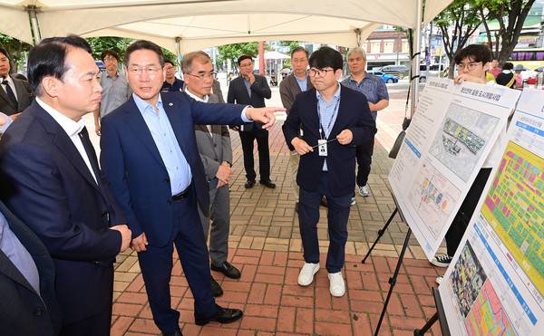 제물포르네상스 프로젝트 사업 대상지인 동구 찾아 현장 점검하는 유정복 시장(왼쪽에서 두 번째). [사진 = 인천시청]