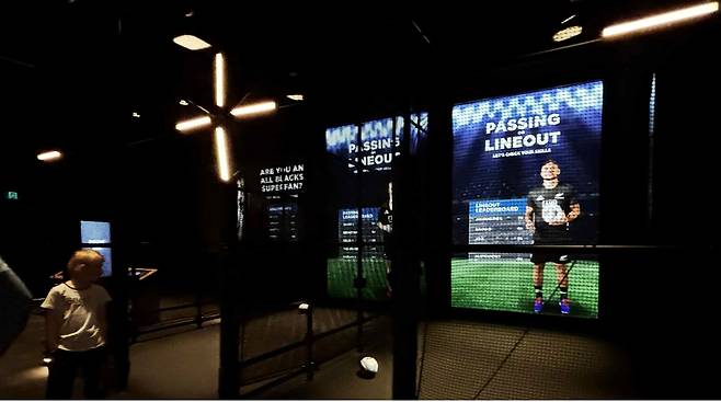 올블랙스 체험관에서 공이 어디로 튈지 모르는 럭비 패스와 킥 체험 공간 / 사진=김소은