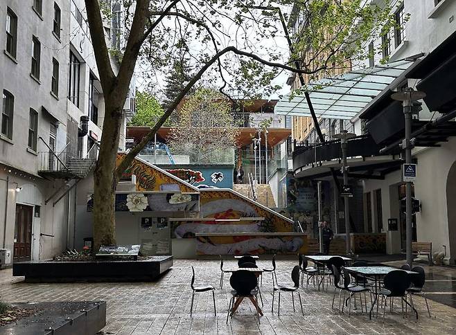 아오테아 광장 인근의 노천 카페. 동서남북 도보 이삼분 거리에 미술관, 공연장, 도서관이 위치한다.&nbsp;/ 사진=김소은