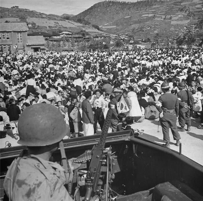 여순사건 당시 반군 협력자 색출을 위해 진압군이 주민들을 학교에 집결시키고 있는 장면 사진. 사진기자 칼 마이던스가 1948년 11월 1일 촬영했다. ⓒ제주의소리 자료사진