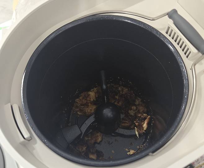 성인 2명 기준 저녁 식사 음식물 처리 후 모습. 음식물 부피를 최대 93.3%까지 줄여준다./사진=강민경 기자