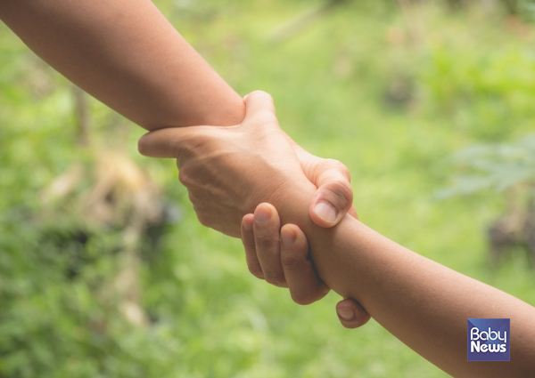 악력은 전신 근력을 대변할 뿐만 아니라, 우리 몸의 전반적인 건강 상태를 알려주는 중요한 지표로 활용할 수 있다. ⓒ베이비뉴스