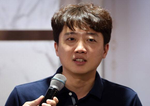 이준석 개혁신당 대표가 5일 오후 서울 영등포구의 한 PC방에서 열린 ‘한가위 기념 민속놀이 대회 스타 정치인’ 행사에서 스타크래프트 게임 전 소감을 밝히고 있다. (사진=뉴스1)