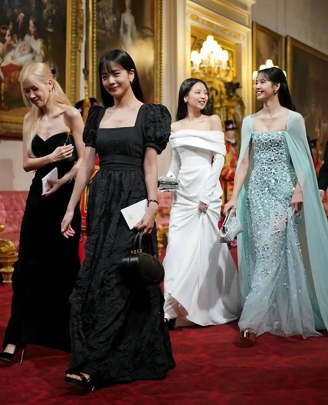 영국 버킹엄 궁 만찬(2023년 11월)에 초대된 블랙핑크의 멤버, 지수, 제니, 로제, 리사가 버킹엄 궁에서 열린 국빈만찬에 참석했다. 사진=로제 인스타그램