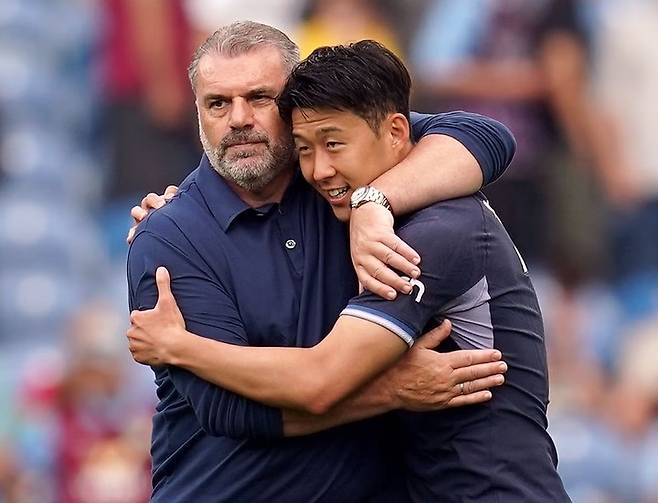 토트넘 홋스퍼 사령탑 당시 엔제 포스테코글루 감독과 손흥민