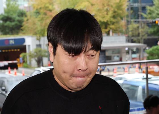 개그맨 이진호 경찰 출석   (서울=연합뉴스) 박동주 기자 = 인터넷 불법 도박 사실을 고백한 코미디언 이진호가 22일 오후 관련 조사를 받기 위해 서울 강남경찰서로 출석하고 있다. 2024.10.22   pdj6635@yna.co.kr (끝)  〈저작권자(c) 연합뉴스, 무단 전재-재배포, AI 학습 및 활용 금지〉