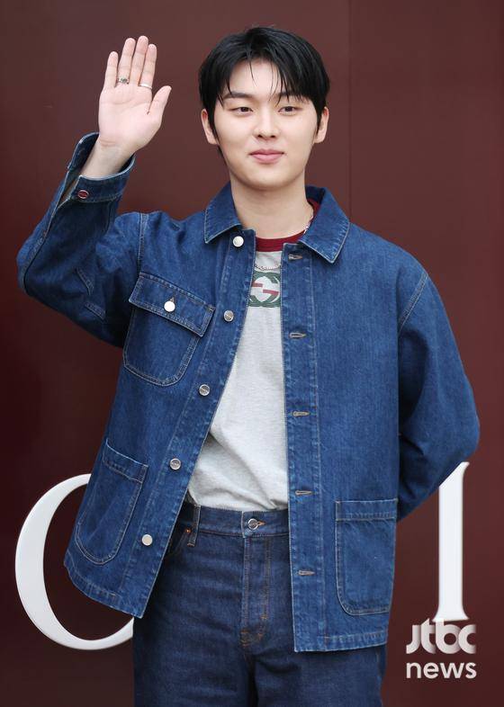 배우 최현욱이 5일 오후 서울 강남구 압구정 갤러리아 백화점에서 열린 글로벌 명품브랜드의 포토행사에 참석해 포즈를 취하고 있다. 김현우 엔터뉴스팀 기자 kim.hyunwoo3@jtbc.co.kr (콘텐트비즈니스본부)