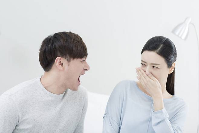 담배를 피운 후 몸에 배인 냄새는 너무 강해 입안은 물론 얼굴, 손, 옷에도 남는다. 사진=클립아트코리아