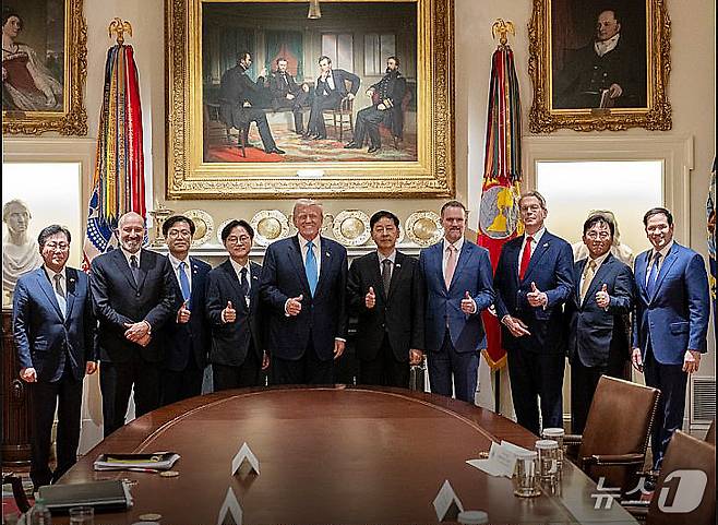 도너드 트럼프 미국 대통령이 지난 30일(현지시간) 워싱턴DC 백악관에서 구윤철 경제부총리 겸 기획재정부 장관 등 한국 정부 협상단과 무역합의를 타결한 후 기념촬영을 하고 있다. (백악관 X. 재판매 및 DB 금지) 2025.8.1/뉴스1