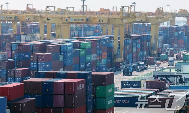 1일 인천신항 컨테이너 터미널에 수출입 컨테이너가 쌓여 있는 모습. 2025.10.1/뉴스1 ⓒ News1 박지혜 기자