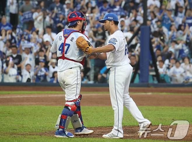 7일 오후 대구 삼성라이온즈파크에서 열린 프로야구 2025 신한 SOL뱅크 KBO 와일드카드 결정전 2차전, 삼성 라이온즈와 NC 다이노스의 경기에서 3대 0 승리를 거둔 뒤 삼성 외국인 투수 가라비토와 강민호 포수가 기쁨을 나누고 있다. 2025.10.7/뉴스1 ⓒ News1 공정식 기자