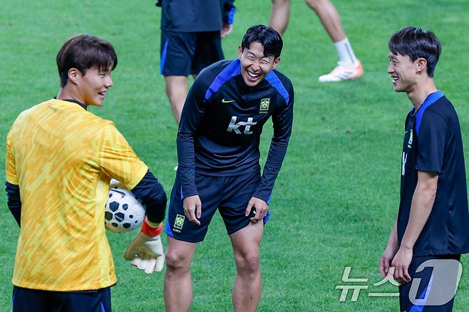 브라질전 대비 훈련을 하며 밝게 웃는 손흥민(가운데). 2025.10.9/뉴스1 ⓒ News1 안은나 기자