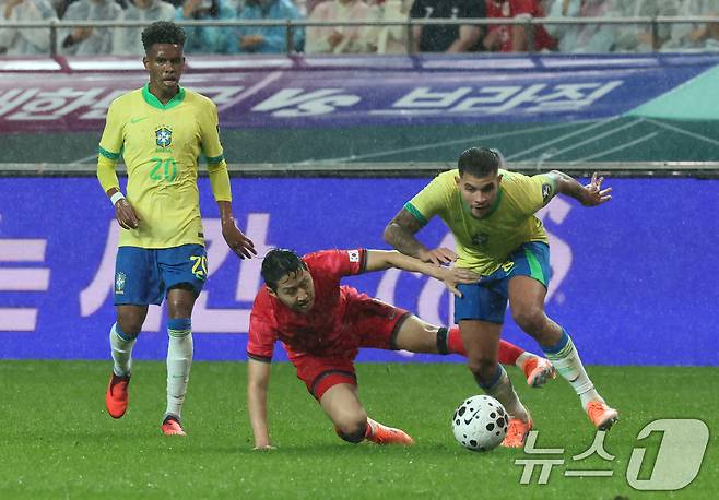 10일 서울월드컵경기장에서 열린 하나은행 초청 축구국가대표팀 친선경기 대한민국과 브라질의 경기, 전반전 대한민국 이강인이 몸싸움을 하고 있다. 2025.10.10/뉴스1 ⓒ News1 장수영 기자