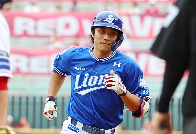삼성 이재현이 9일 인천SSG랜더스필드에서 열린 2025 KBO 준플레이오프 1차전 SSG와 경기에서 1회초 선두타자 홈런을 때린 후 베이스를 돌고 있다. 사진 | 문학=연합뉴스