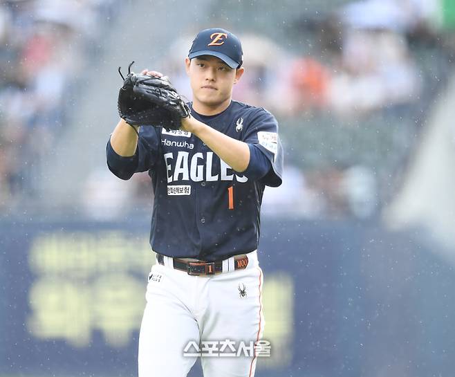 한화 문동주가 22일 서울 잠실구장에서 열린 2025 KBO리그 두산과 경기 1회말 2사 상대 케이브를 유격수 땅볼 아웃시킨 후 박수를 치고 있다. 잠실 | 최승섭 기자 thunder@sportsseoul.com