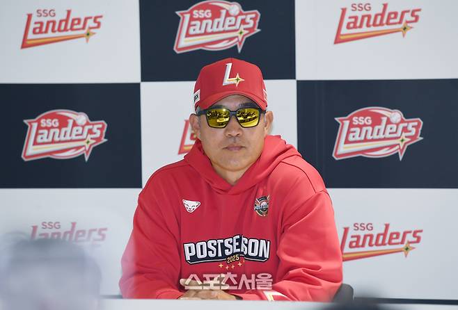 SSG 이숭용 감독이 9일 인천SSG랜더스필드에서 열린 2025 KBO리그 삼성과 준플레이오프 1차전에 앞서 인터뷰를 하고 있다. 문학 | 박진업 기자 upandup@sportsseoul.com