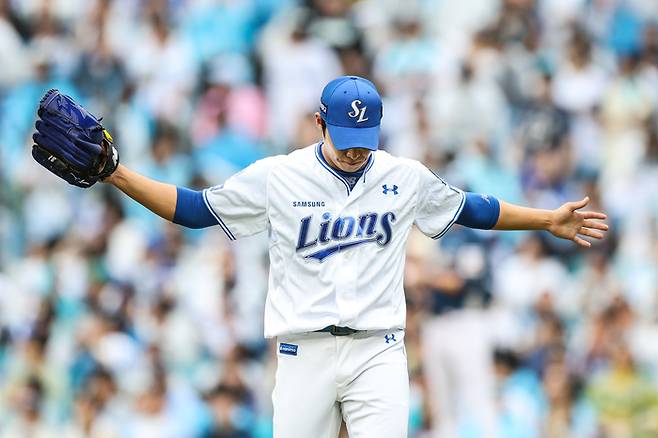 삼성 원태인이 7일 대구삼성라이온즈파크에서 열린 2025 KBO리그 포스트시즌 NC와 와일드카 결정전 2차전에 선발 등판해 이닝을 마친 후 세리머니를 하고 있다. 사진 | 삼성 라이온즈