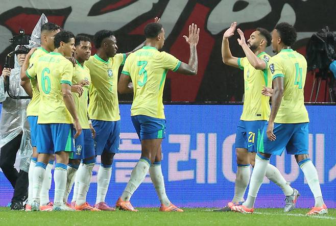 득점 후 기뻐하는 브라질 선수들. 연합뉴스